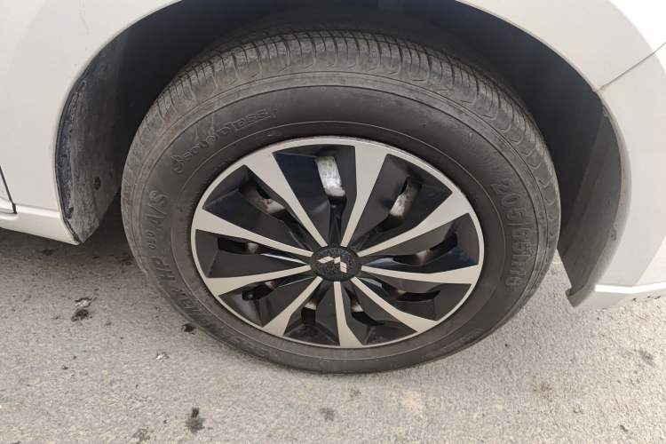 Used Wuling Hongguang PLUS 2020 1.5L Manual Standard Edition 5 Seats Right Front Wheel Hub