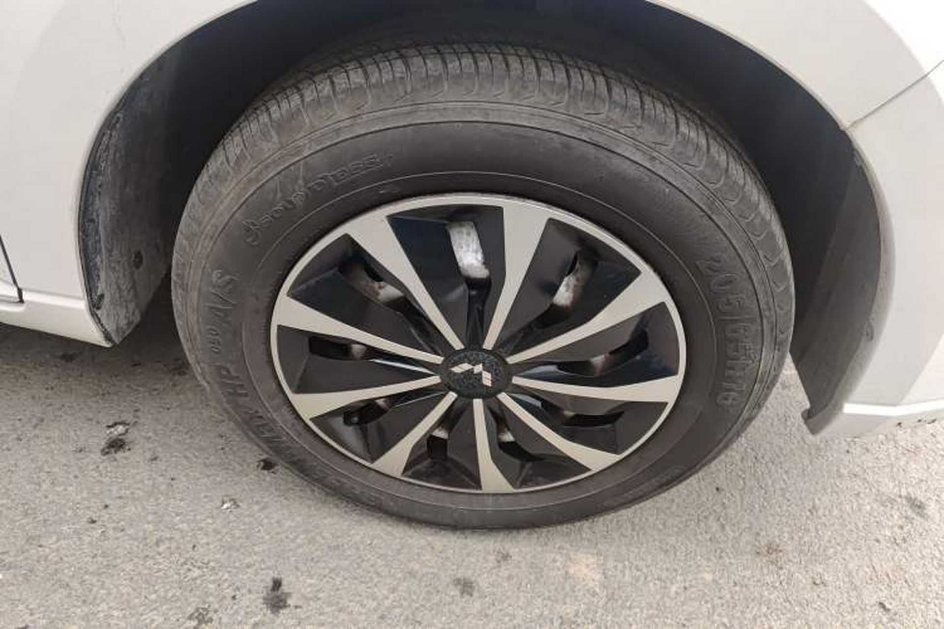 Used Wuling Hongguang PLUS 2020 1.5L Manual Standard Edition 5 Seats Right Front Wheel Hub
