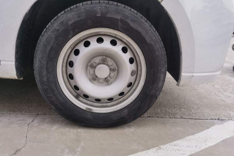 Used Wuling Hongguang PLUS 2020 1.5L Manual Standard Edition 5 Seats Right Front Wheel Hub