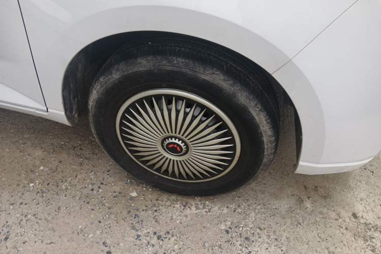 Used Wuling Hongguang PLUS 2020 1.5L Manual Standard Edition 5 Seats Right Front Wheel Hub