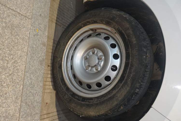 Used Wuling Hongguang PLUS 2020 1.5L Manual Standard Edition 5 Seats Right Front Wheel Hub