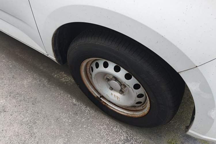 Used Wuling Hongguang PLUS 2020 1.5L Manual Standard Edition 5 Seats Right Front Wheel Hub