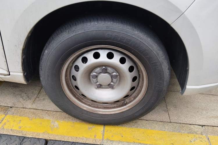 Used Wuling Hongguang PLUS 2020 1.5L Manual Standard Edition 5 Seats Right Front Wheel Hub