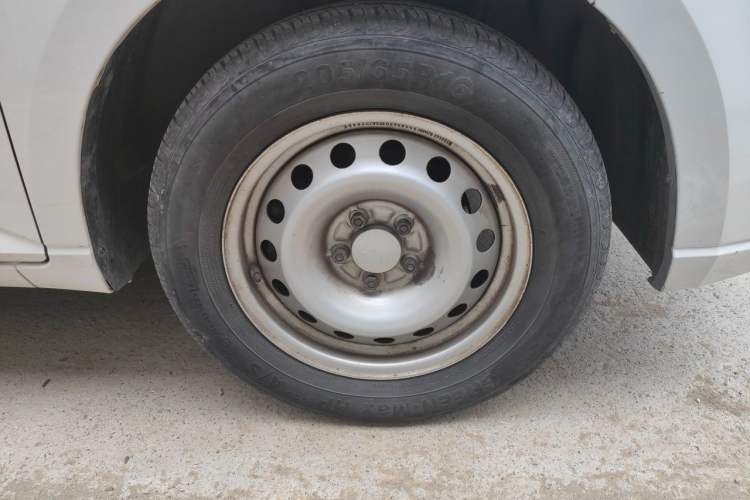 Used Wuling Hongguang PLUS 2020 1.5L Manual Standard Edition 7-Seater Right Front Wheel Hub