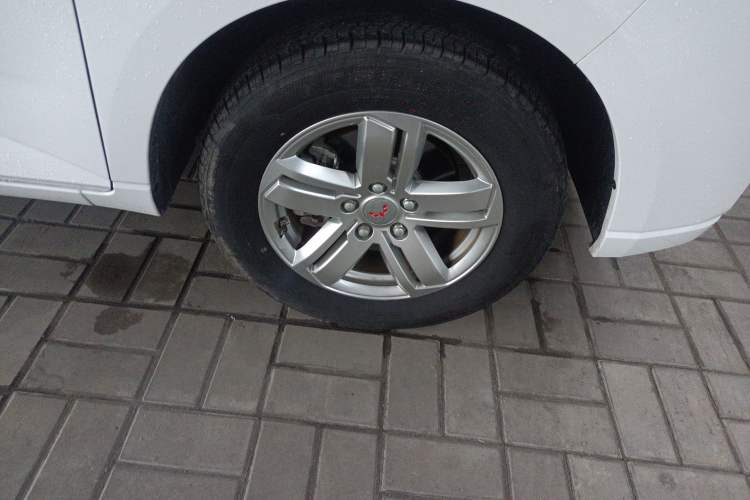 Used Wuling Hongguang PLUS 2020 1.5L Manual Comfort 7-Seater Right Front Wheel Hub