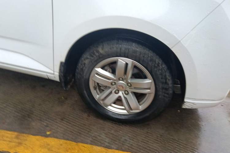 Used Wuling Hongguang PLUS 2020 1.5L Manual Comfort 7-Seater Right Front Wheel Hub