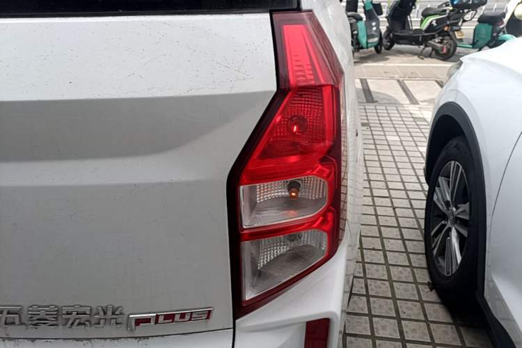 Used Wuling Hongguang PLUS 2020 1.5L Manual Standard Edition 7-Seater Right Rear Taillight