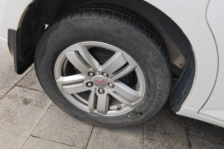 Used Wuling Hongguang PLUS 2020 1.5L Manual Comfort 7-Seater Right Rear Wheel Hub
