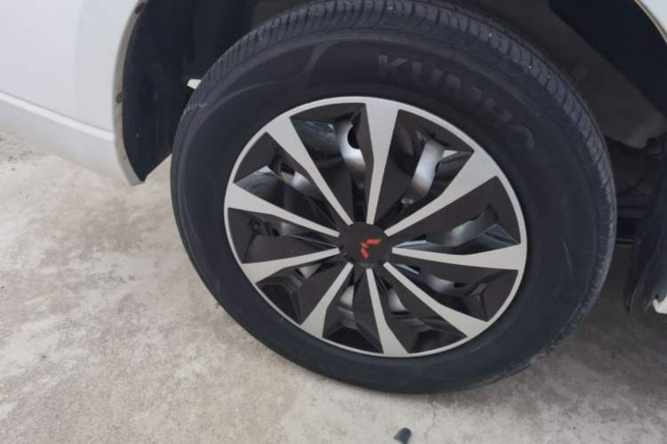 Used Wuling Hongguang PLUS 2020 1.5L Manual Standard Edition 7-Seater Right Rear Wheel Hub