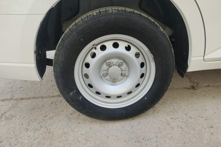 Used Wuling Hongguang PLUS 2020 1.5L Manual Standard Edition 5 Seats Right Rear Wheel Hub