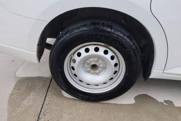 Used Wuling Hongguang PLUS 2020 1.5L Manual Standard Edition 7-Seater Right Rear Wheel Hub