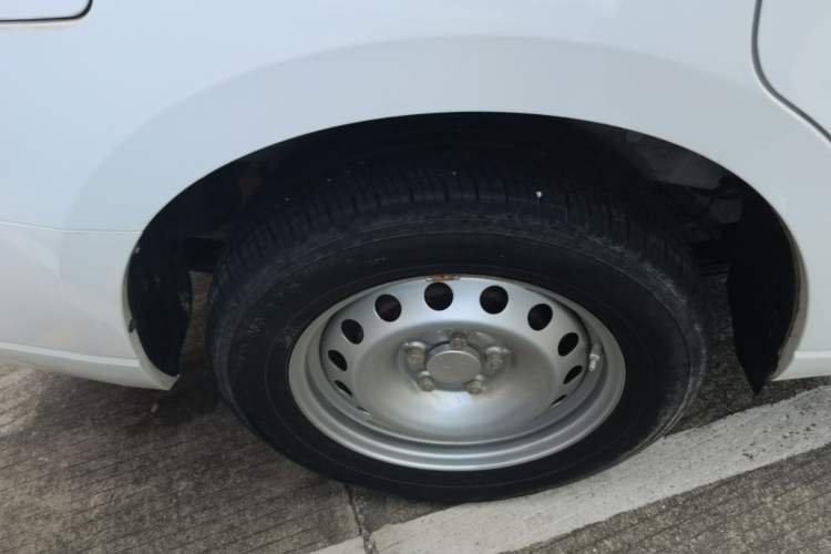 Used Wuling Hongguang PLUS 2020 1.5L Manual Standard Edition 5 Seats Right Rear Wheel Hub