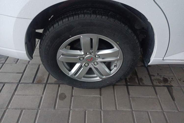 Used Wuling Hongguang PLUS 2020 1.5L Manual Comfort 7-Seater Right Rear Wheel Hub