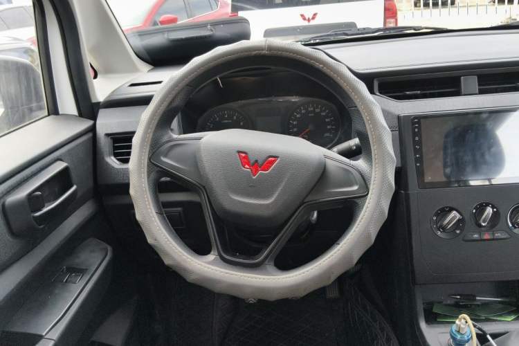 Used Wuling Hongguang PLUS 2020 1.5L Manual Standard Edition 5 Seats Steering Wheel