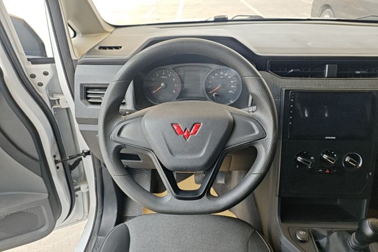Used Wuling Hongguang PLUS 2020 1.5L Manual Standard Edition 5 Seats Steering Wheel