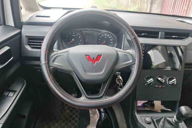 Used Wuling Hongguang PLUS 2020 1.5L Manual Standard Edition 7-Seater Steering Wheel