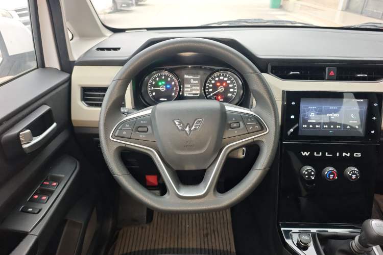 Used Wuling Hongguang PLUS 2020 1.5L Manual Comfort 7-Seater Steering Wheel