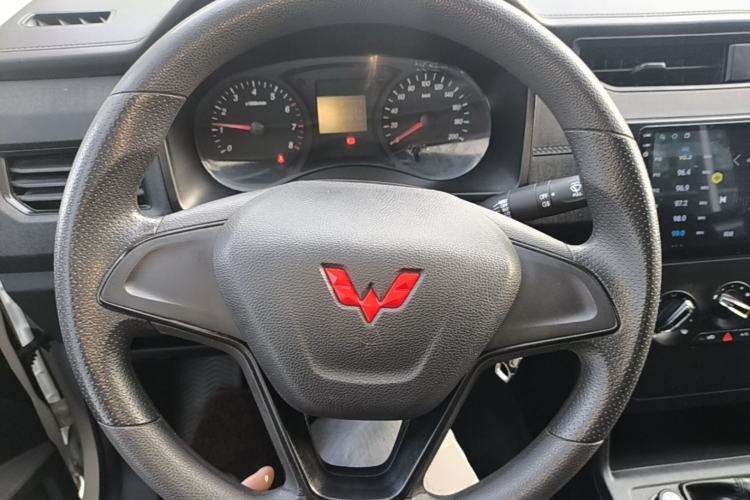 Used Wuling Hongguang PLUS 2020 1.5L Manual Standard Edition 5 Seats Steering Wheel