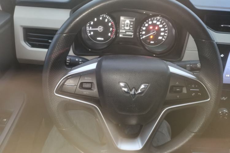 Used Wuling Hongguang PLUS 2020 1.5L Manual Comfort 7-Seater Steering Wheel