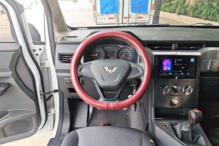 Used Wuling Hongguang PLUS 2020 1.5L Manual Standard Edition 5 Seats Steering Wheel