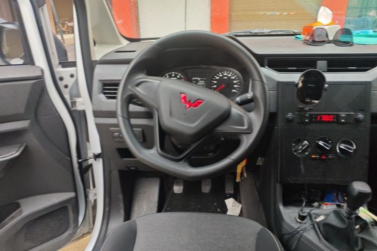 Used Wuling Hongguang PLUS 2020 1.5L Manual Standard Edition 5 Seats Steering Wheel