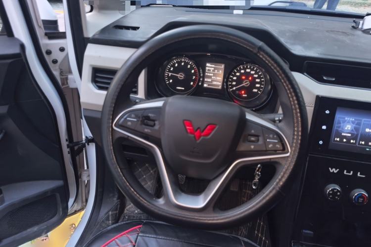 Used Wuling Hongguang PLUS 2020 1.5L Manual Comfort 7-Seater Steering Wheel