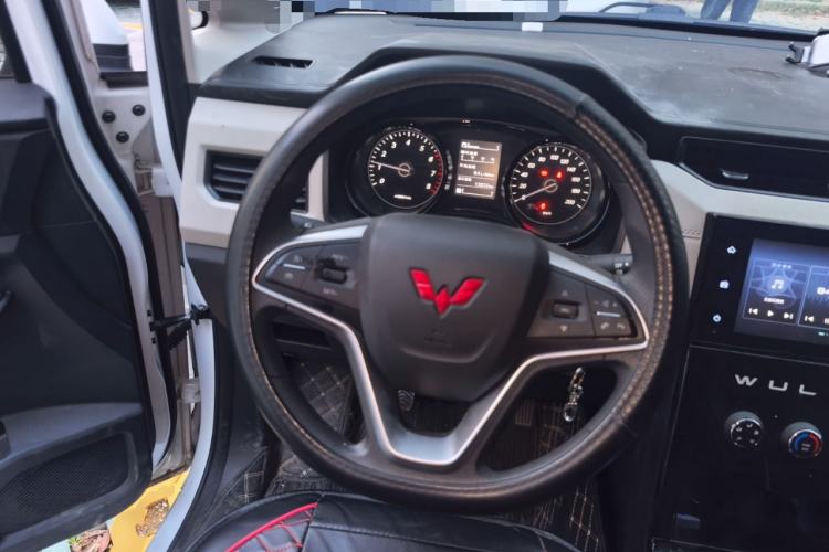Used Wuling Hongguang PLUS 2020 1.5L Manual Comfort 7-Seater Steering Wheel