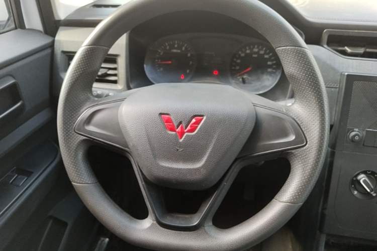 Used Wuling Hongguang PLUS 2020 1.5L Manual Standard Edition 7-Seater Steering Wheel