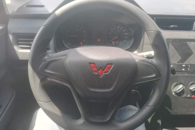 Used Wuling Hongguang PLUS 2020 1.5L Manual Standard Edition 5 Seats Steering Wheel