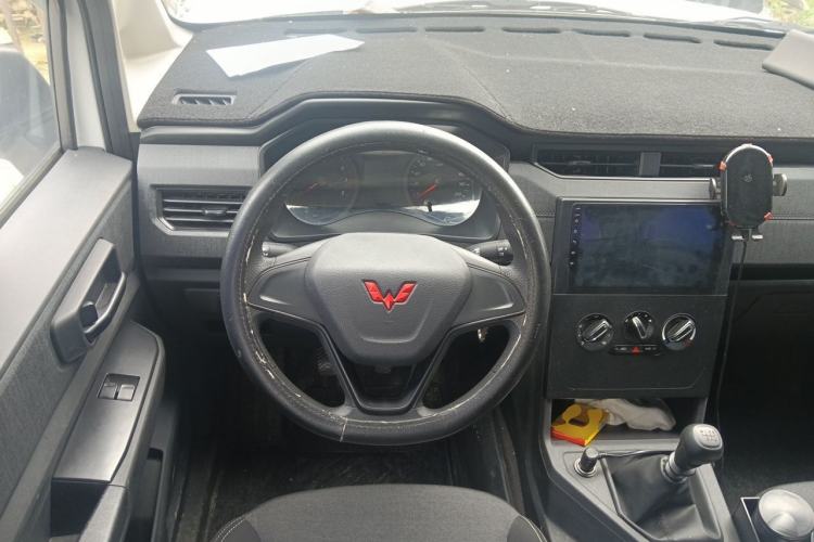 Used Wuling Hongguang PLUS 2020 1.5L Manual Standard Edition 5 Seats Steering Wheel