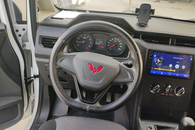 Used Wuling Hongguang PLUS 2020 1.5L Manual Standard Edition 5 Seats Steering Wheel