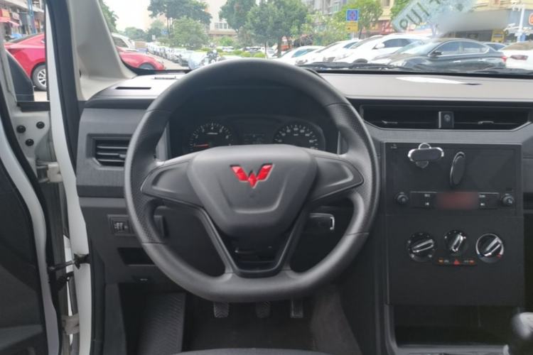 Used Wuling Hongguang PLUS 2020 1.5L Manual Standard Edition 5 Seats Steering Wheel