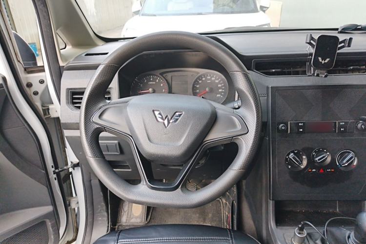Used Wuling Hongguang PLUS 2020 1.5L Manual Standard Edition 5 Seats Steering Wheel