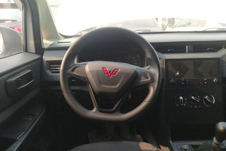 Used Wuling Hongguang PLUS 2020 1.5L Manual Standard Edition 7-Seater Steering Wheel