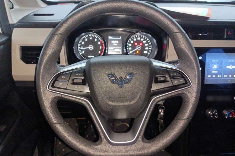 Used Wuling Hongguang PLUS 2020 1.5L Manual Comfort 7-Seater Steering Wheel