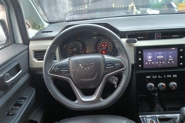 Used Wuling Hongguang PLUS 2020 1.5L Manual Comfort 7-Seater Steering Wheel