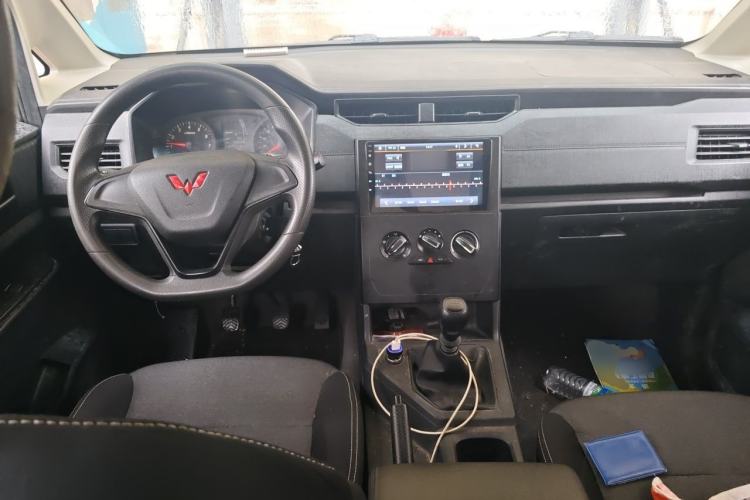 Used Wuling Hongguang PLUS 2021 Commercial Version 1.5L Manual Standard Edition 7-Seater Center Console