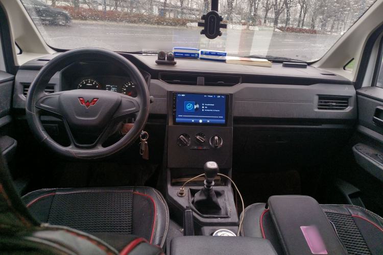 Used Wuling Hongguang PLUS 2021 Commercial Version 1.5T Manual Standard Edition 7-Seater Center Console
