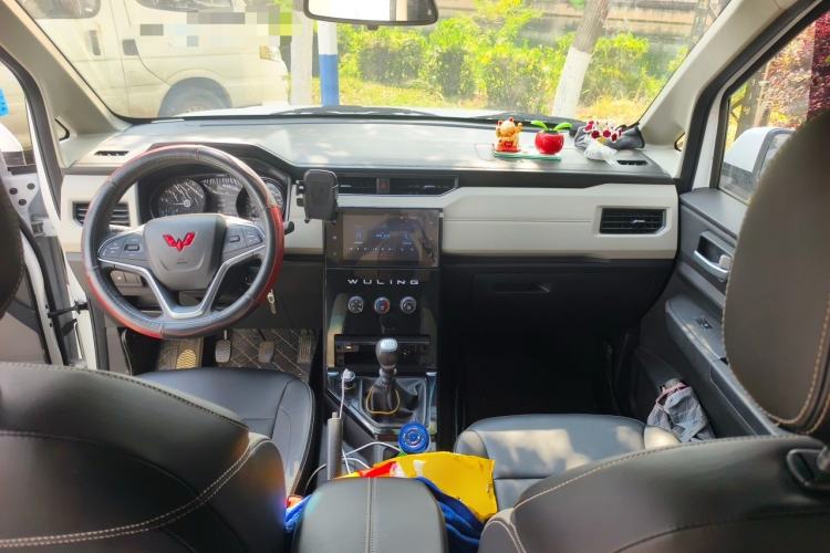 Used Wuling Hongguang PLUS 2021 Commercial Version 1.5L Manual Standard Edition 7-Seater Center Console