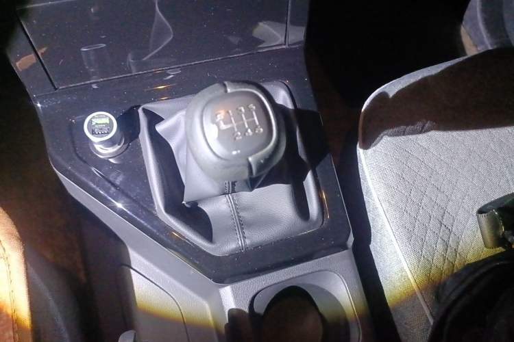 Used Wuling Hongguang PLUS 2021 Commercial Version 1.5L Manual Standard Edition 7-Seater Gear Lever