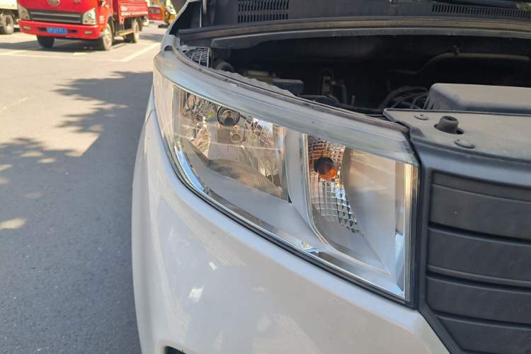 Used Wuling Hongguang PLUS 2021 Commercial Version 1.5T Manual Standard Edition 7-Seater Right Front Headlight