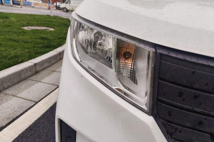 Used Wuling Hongguang PLUS 2021 Commercial Version 1.5T Manual Standard Edition 7-Seater Right Front Headlight