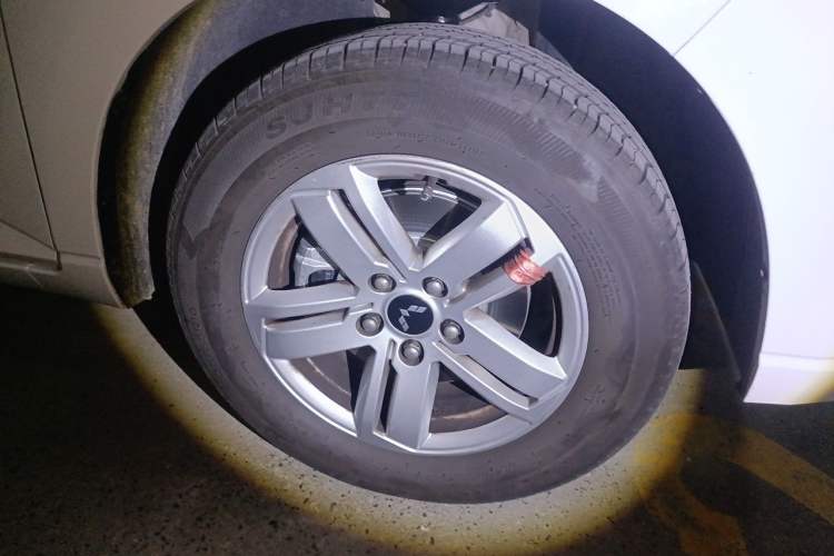 Used Wuling Hongguang PLUS 2021 Commercial Version 1.5L Manual Standard Edition 7-Seater Right Front Wheel Hub