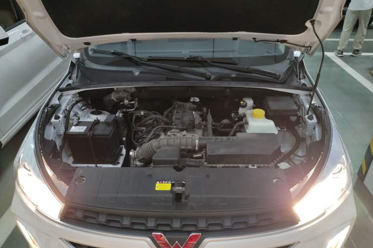 Used Wuling Hongguang S3 2019 1.5L Manual Comfort Model China VI Standard Engine Bay
