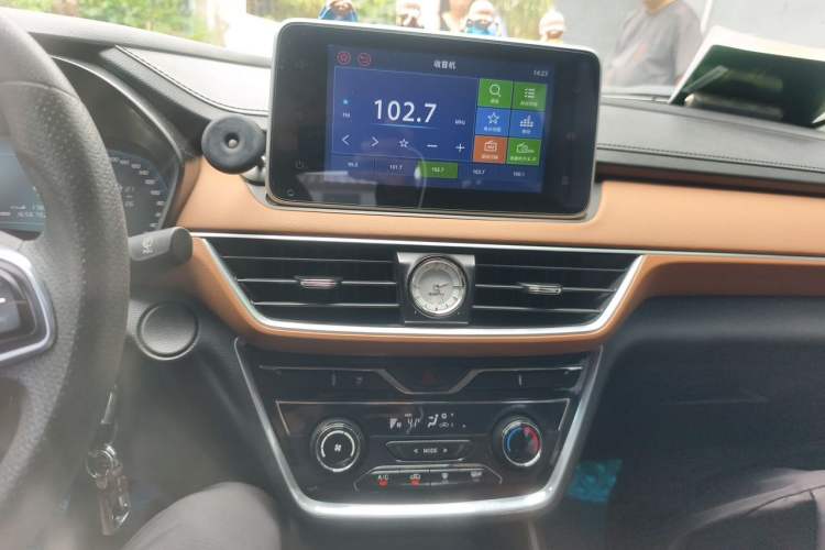 Used Wuling Hongguang S3 2018 1.5T Manual Luxury Model China V Standard Audio And AC Panel