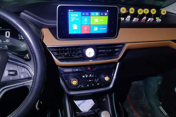 Used Wuling Hongguang S3 2018 1.5T Manual Luxury Model China V Standard Audio And AC Panel