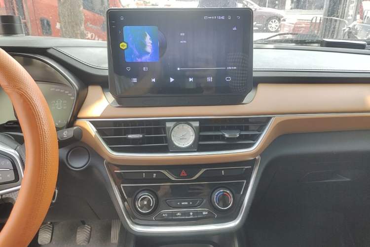 Used Wuling Hongguang S3 2018 1.5T Manual Luxury Model China V Standard Audio And AC Panel
