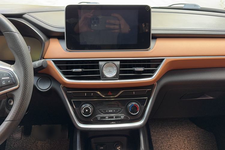 Used Wuling Hongguang S3 2018 1.5T Manual Luxury Model China V Standard Audio And AC Panel