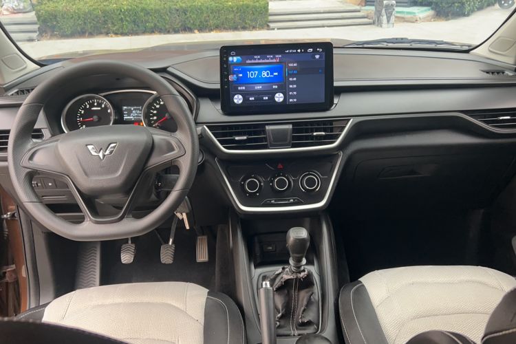 Used Wuling Hongguang S3 2018 1.5L Manual Standard Version China V Standard Interior 3