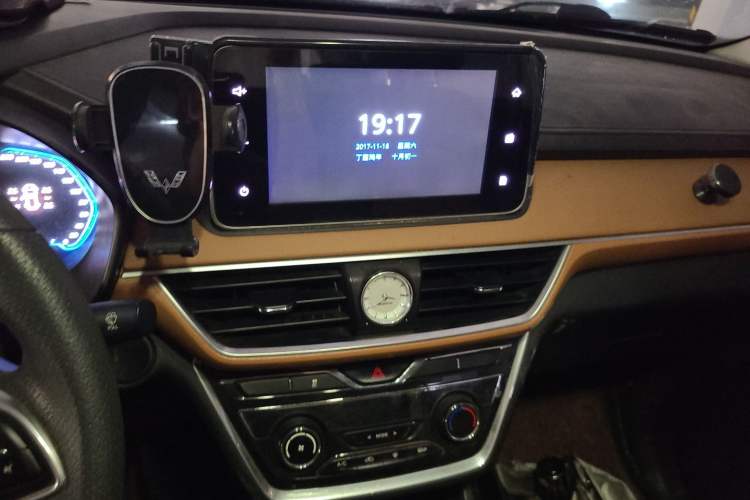 Used Wuling Hongguang S3 2018 1.5L Manual Luxury Model China V Standard Audio And AC Panel